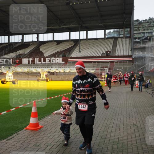 07.12.2025 - St. Pauli X-Mass-Run No. 15 Fabian Wolf http://msf.ph/oto/9397737 07.12.2025 10:46:49 Ziel 58, 81, 821, 823, 824, 1359, 1872, 2488, 2536, 2989, 2993, 4593 meine-sportfotos.de