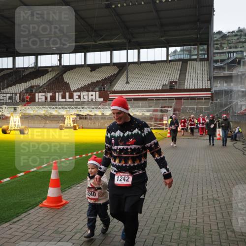 07.12.2025 - St. Pauli X-Mass-Run No. 15 Fabian Wolf http://msf.ph/oto/9397738 07.12.2025 10:46:49 Ziel 58, 81, 821, 823, 824, 1359, 1872, 2488, 2536, 2989, 2993, 4593 meine-sportfotos.de