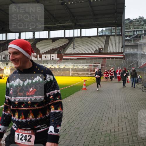 07.12.2025 - St. Pauli X-Mass-Run No. 15 Fabian Wolf http://msf.ph/oto/9397740 07.12.2025 10:46:50 Ziel 58, 81, 821, 823, 824, 1359, 1362, 1872, 1875, 2488, 2536, 2989, 2993, 4593 meine-sportfotos.de