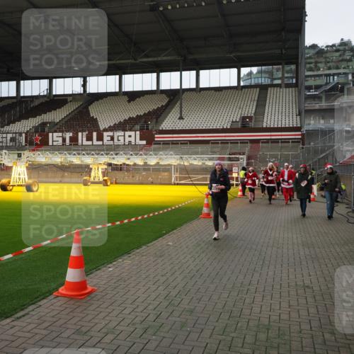 07.12.2025 - St. Pauli X-Mass-Run No. 15 Fabian Wolf http://msf.ph/oto/9397743 07.12.2025 10:46:51 Ziel 58, 81, 821, 823, 824, 1359, 1362, 1747, 1872, 1875, 2488, 2536, 2989, 2993, 4593 meine-sportfotos.de