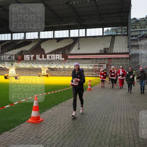 07.12.2025 - St. Pauli X-Mass-Run No. 15 Fabian Wolf http://msf.ph/oto/9397746 07.12.2025 10:46:53 Ziel 58, 81, 821, 823, 824, 1359, 1362, 1747, 1872, 1875, 2488, 2989, 2993, 4593 meine-sportfotos.de