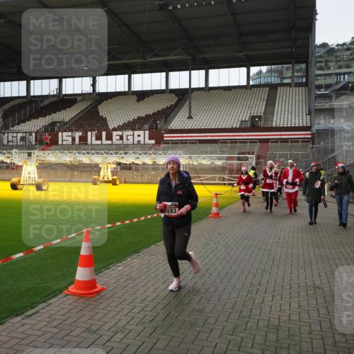 07.12.2025 - St. Pauli X-Mass-Run No. 15 Fabian Wolf http://msf.ph/oto/9397747 07.12.2025 10:46:53 Ziel 58, 81, 821, 823, 824, 1359, 1362, 1747, 1872, 1875, 2488, 2989, 2993, 4593 meine-sportfotos.de