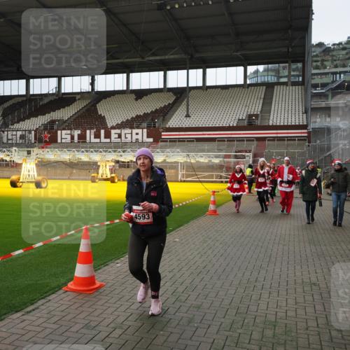 07.12.2025 - St. Pauli X-Mass-Run No. 15 Fabian Wolf http://msf.ph/oto/9397749 07.12.2025 10:46:53 Ziel 58, 81, 821, 823, 824, 1359, 1362, 1747, 1872, 1875, 2488, 2989, 2993, 4593 meine-sportfotos.de