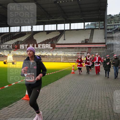 07.12.2025 - St. Pauli X-Mass-Run No. 15 Fabian Wolf http://msf.ph/oto/9397751 07.12.2025 10:46:54 Ziel 58, 81, 821, 823, 824, 1359, 1362, 1747, 1750, 1872, 1875, 2488, 2989, 2993, 4593 meine-sportfotos.de