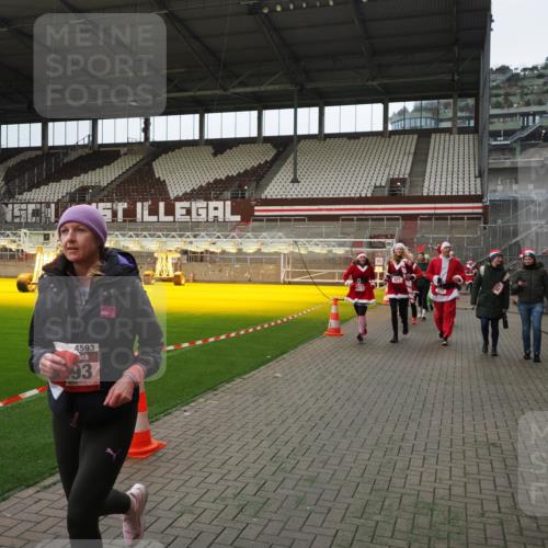 07.12.2025 - St. Pauli X-Mass-Run No. 15 Fabian Wolf http://msf.ph/oto/9397752 07.12.2025 10:46:54 Ziel 58, 81, 821, 823, 824, 1359, 1362, 1747, 1750, 1872, 1875, 2488, 2989, 2993, 4593 meine-sportfotos.de