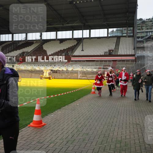 07.12.2025 - St. Pauli X-Mass-Run No. 15 Fabian Wolf http://msf.ph/oto/9397753 07.12.2025 10:46:54 Ziel 58, 81, 821, 823, 824, 1359, 1362, 1747, 1750, 1872, 1875, 2488, 2989, 2993, 4593 meine-sportfotos.de