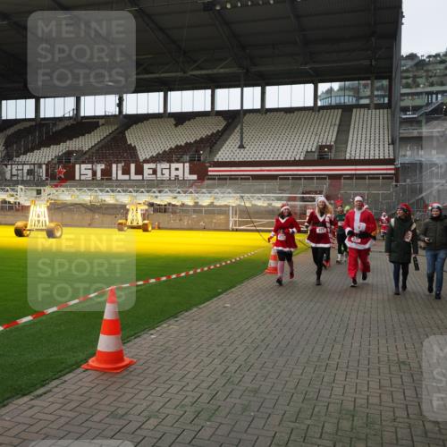 07.12.2025 - St. Pauli X-Mass-Run No. 15 Fabian Wolf http://msf.ph/oto/9397754 07.12.2025 10:46:54 Ziel 58, 81, 821, 823, 824, 1359, 1362, 1747, 1750, 1872, 1875, 2488, 2989, 2993, 4593 meine-sportfotos.de