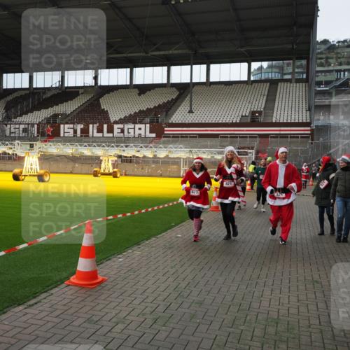 07.12.2025 - St. Pauli X-Mass-Run No. 15 Fabian Wolf http://msf.ph/oto/9397757 07.12.2025 10:46:56 Ziel 821, 823, 824, 1359, 1362, 1747, 1750, 1872, 1875, 2957, 2989, 2993, 3123, 4593 meine-sportfotos.de