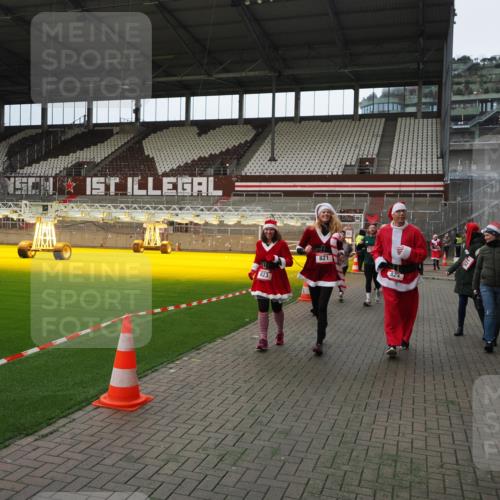 07.12.2025 - St. Pauli X-Mass-Run No. 15 Fabian Wolf http://msf.ph/oto/9397758 07.12.2025 10:46:56 Ziel 821, 823, 824, 1359, 1362, 1747, 1750, 1872, 1875, 2957, 2989, 2993, 3123, 4593 meine-sportfotos.de