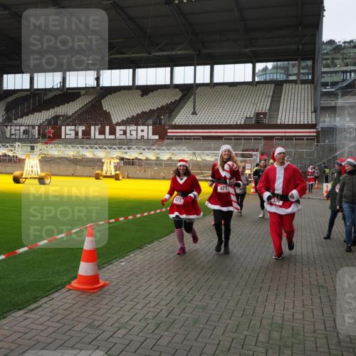 07.12.2025 - St. Pauli X-Mass-Run No. 15 Fabian Wolf http://msf.ph/oto/9397759 07.12.2025 10:46:56 Ziel 821, 823, 824, 1359, 1362, 1747, 1750, 1872, 1875, 2957, 2989, 2993, 3123, 4593 meine-sportfotos.de