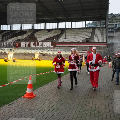 07.12.2025 - St. Pauli X-Mass-Run No. 15 Fabian Wolf http://msf.ph/oto/9397760 07.12.2025 10:46:56 Ziel 821, 823, 824, 1359, 1362, 1747, 1750, 1872, 1875, 2957, 2989, 2993, 3123, 4593 meine-sportfotos.de