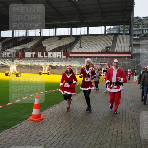 07.12.2025 - St. Pauli X-Mass-Run No. 15 Fabian Wolf http://msf.ph/oto/9397761 07.12.2025 10:46:56 Ziel 821, 823, 824, 1359, 1362, 1747, 1750, 1872, 1875, 2957, 2989, 2993, 3123, 4593 meine-sportfotos.de