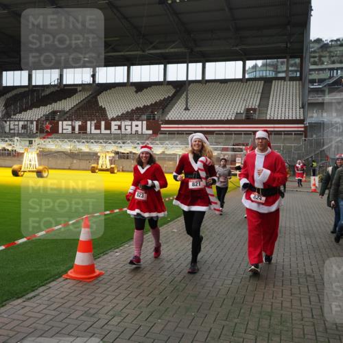 07.12.2025 - St. Pauli X-Mass-Run No. 15 Fabian Wolf http://msf.ph/oto/9397762 07.12.2025 10:46:57 Ziel 231, 821, 823, 824, 1359, 1362, 1747, 1750, 1872, 1875, 2957, 2989, 2993, 3123, 4593 meine-sportfotos.de