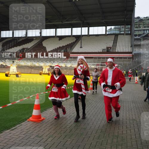 07.12.2025 - St. Pauli X-Mass-Run No. 15 Fabian Wolf http://msf.ph/oto/9397763 07.12.2025 10:46:57 Ziel 231, 821, 823, 824, 1359, 1362, 1747, 1750, 1872, 1875, 2957, 2989, 2993, 3123, 4593 meine-sportfotos.de
