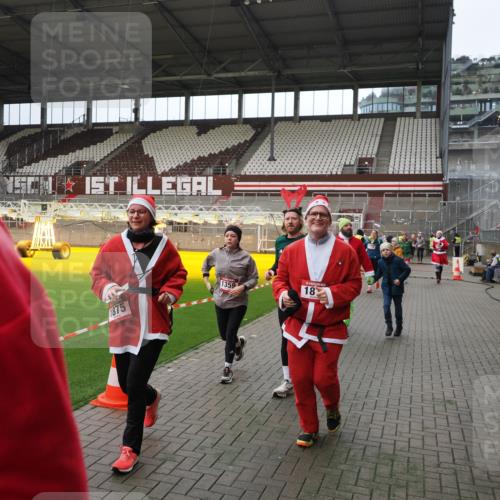 07.12.2025 - St. Pauli X-Mass-Run No. 15 Fabian Wolf http://msf.ph/oto/9397771 07.12.2025 10:46:59 Ziel 231, 821, 823, 824, 1359, 1362, 1747, 1750, 1872, 1875, 2957, 3123, 4593 meine-sportfotos.de