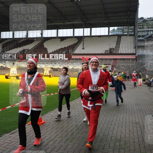 07.12.2025 - St. Pauli X-Mass-Run No. 15 Fabian Wolf http://msf.ph/oto/9397772 07.12.2025 10:46:59 Ziel 231, 821, 823, 824, 1359, 1362, 1747, 1750, 1872, 1875, 2957, 3123, 4593 meine-sportfotos.de