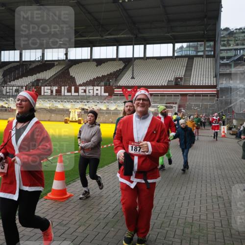 07.12.2025 - St. Pauli X-Mass-Run No. 15 Fabian Wolf http://msf.ph/oto/9397773 07.12.2025 10:46:59 Ziel 231, 821, 823, 824, 1359, 1362, 1747, 1750, 1872, 1875, 2957, 3123, 4593 meine-sportfotos.de