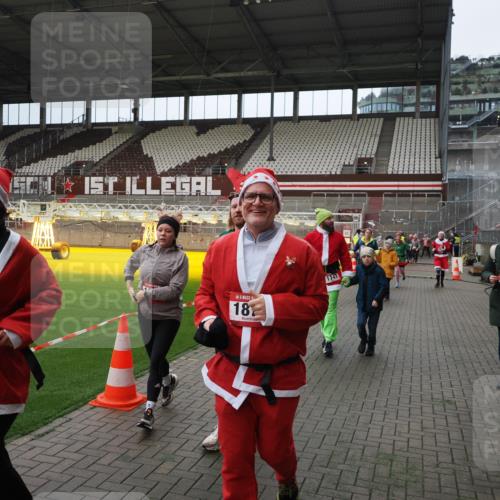 07.12.2025 - St. Pauli X-Mass-Run No. 15 Fabian Wolf http://msf.ph/oto/9397774 07.12.2025 10:46:59 Ziel 231, 821, 823, 824, 1359, 1362, 1747, 1750, 1872, 1875, 2957, 3123, 4593 meine-sportfotos.de