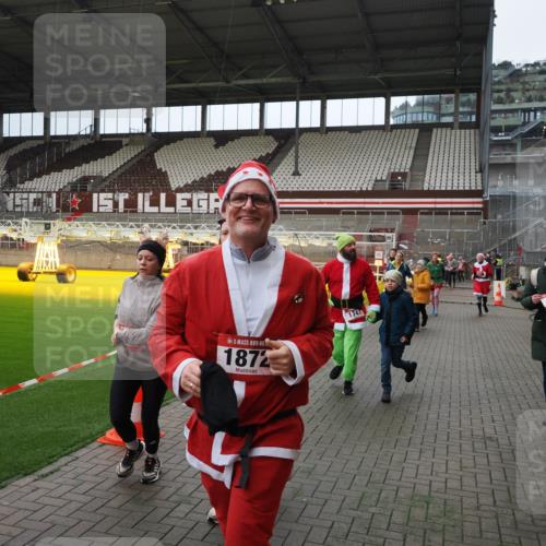 07.12.2025 - St. Pauli X-Mass-Run No. 15 Fabian Wolf http://msf.ph/oto/9397775 07.12.2025 10:46:59 Ziel 231, 821, 823, 824, 1359, 1362, 1747, 1750, 1872, 1875, 2957, 3123, 4593 meine-sportfotos.de