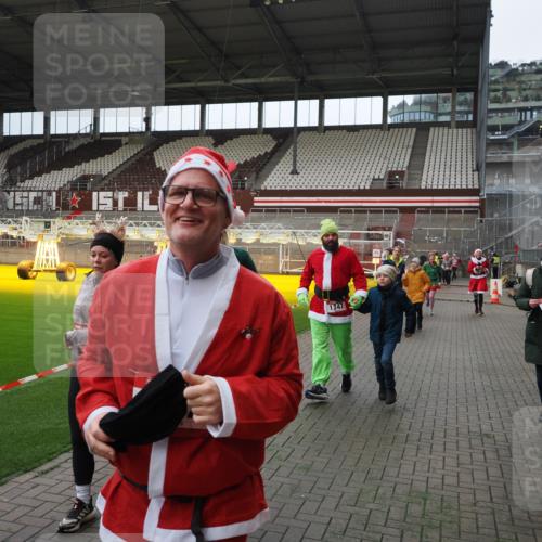 07.12.2025 - St. Pauli X-Mass-Run No. 15 Fabian Wolf http://msf.ph/oto/9397776 07.12.2025 10:47:00 Ziel 231, 821, 823, 824, 1359, 1362, 1747, 1750, 1872, 1875, 2957, 3123, 4593 meine-sportfotos.de