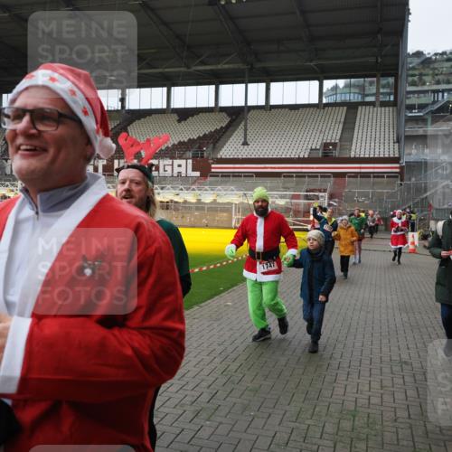 07.12.2025 - St. Pauli X-Mass-Run No. 15 Fabian Wolf http://msf.ph/oto/9397777 07.12.2025 10:47:00 Ziel 231, 821, 823, 824, 1359, 1362, 1747, 1750, 1872, 1875, 2957, 3123, 4593 meine-sportfotos.de