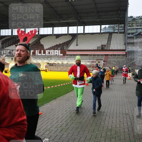 07.12.2025 - St. Pauli X-Mass-Run No. 15 Fabian Wolf http://msf.ph/oto/9397778 07.12.2025 10:47:00 Ziel 231, 821, 823, 824, 1359, 1362, 1747, 1750, 1872, 1875, 2957, 3123, 4593 meine-sportfotos.de