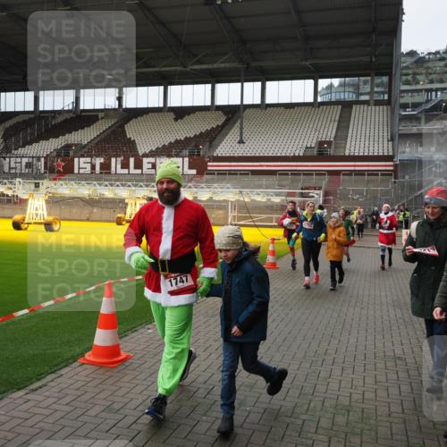 07.12.2025 - St. Pauli X-Mass-Run No. 15 Fabian Wolf http://msf.ph/oto/9397779 07.12.2025 10:47:01 Ziel 231, 821, 823, 824, 1359, 1362, 1747, 1750, 1872, 1875, 2115, 2957, 3123, 4593 meine-sportfotos.de