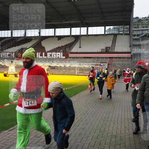 07.12.2025 - St. Pauli X-Mass-Run No. 15 Fabian Wolf http://msf.ph/oto/9397781 07.12.2025 10:47:01 Ziel 231, 821, 823, 824, 1359, 1362, 1747, 1750, 1872, 1875, 2115, 2957, 3123, 4593 meine-sportfotos.de