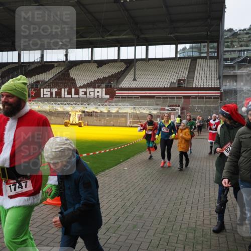 07.12.2025 - St. Pauli X-Mass-Run No. 15 Fabian Wolf http://msf.ph/oto/9397782 07.12.2025 10:47:01 Ziel 231, 821, 823, 824, 1359, 1362, 1747, 1750, 1872, 1875, 2115, 2957, 3123, 4593 meine-sportfotos.de