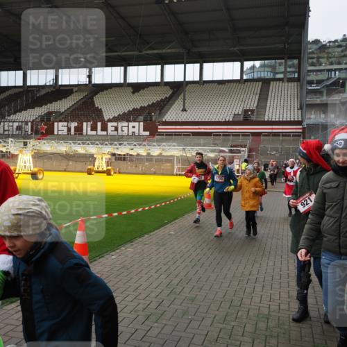 07.12.2025 - St. Pauli X-Mass-Run No. 15 Fabian Wolf http://msf.ph/oto/9397783 07.12.2025 10:47:02 Ziel 231, 821, 823, 824, 1359, 1362, 1747, 1750, 1872, 1875, 2115, 2957, 3029, 3123, 4593 meine-sportfotos.de