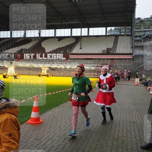 07.12.2025 - St. Pauli X-Mass-Run No. 15 Fabian Wolf http://msf.ph/oto/9397785 07.12.2025 10:47:04 Ziel 231, 821, 823, 824, 1359, 1362, 1747, 1750, 1872, 1875, 2115, 2957, 3029, 3123, 4593 meine-sportfotos.de