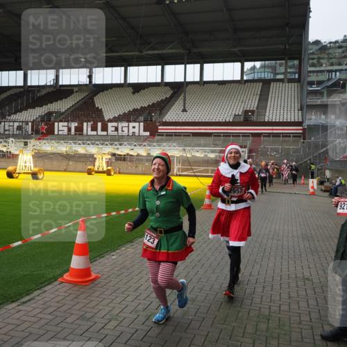 07.12.2025 - St. Pauli X-Mass-Run No. 15 Fabian Wolf http://msf.ph/oto/9397786 07.12.2025 10:47:05 Ziel 231, 821, 823, 824, 1359, 1362, 1747, 1750, 1872, 1875, 2115, 2957, 3029, 3123, 3344 meine-sportfotos.de