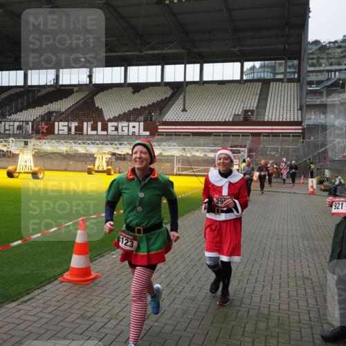 07.12.2025 - St. Pauli X-Mass-Run No. 15 Fabian Wolf http://msf.ph/oto/9397787 07.12.2025 10:47:05 Ziel 231, 821, 823, 824, 1359, 1362, 1747, 1750, 1872, 1875, 2115, 2957, 3029, 3123, 3344 meine-sportfotos.de