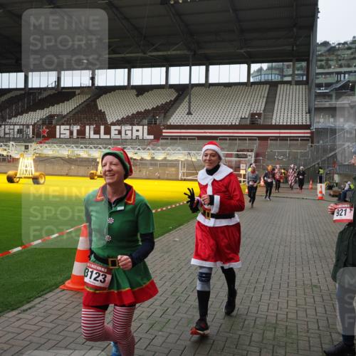 07.12.2025 - St. Pauli X-Mass-Run No. 15 Fabian Wolf http://msf.ph/oto/9397788 07.12.2025 10:47:05 Ziel 231, 821, 823, 824, 1359, 1362, 1747, 1750, 1872, 1875, 2115, 2957, 3029, 3123, 3344 meine-sportfotos.de
