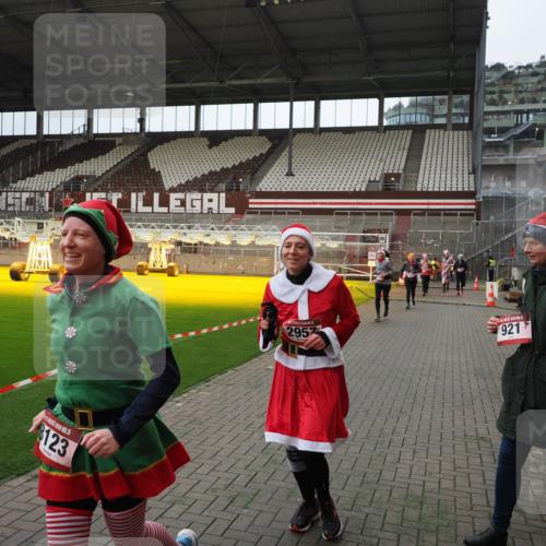 07.12.2025 - St. Pauli X-Mass-Run No. 15 Fabian Wolf http://msf.ph/oto/9397789 07.12.2025 10:47:05 Ziel 231, 821, 823, 824, 1359, 1362, 1747, 1750, 1872, 1875, 2115, 2957, 3029, 3123, 3344 meine-sportfotos.de
