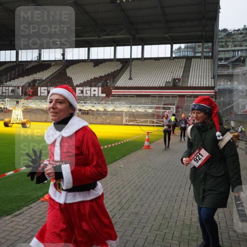 07.12.2025 - St. Pauli X-Mass-Run No. 15 Fabian Wolf http://msf.ph/oto/9397790 07.12.2025 10:47:06 Ziel 231, 821, 823, 824, 1171, 1359, 1362, 1747, 1750, 1872, 1875, 2115, 2957, 3029, 3123, 3344 meine-sportfotos.de