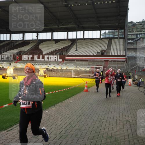 07.12.2025 - St. Pauli X-Mass-Run No. 15 Fabian Wolf http://msf.ph/oto/9397802 07.12.2025 10:47:12 Ziel 231, 1171, 1750, 1819, 2115, 2200, 2683, 2684, 2957, 3029, 3123, 3344 meine-sportfotos.de
