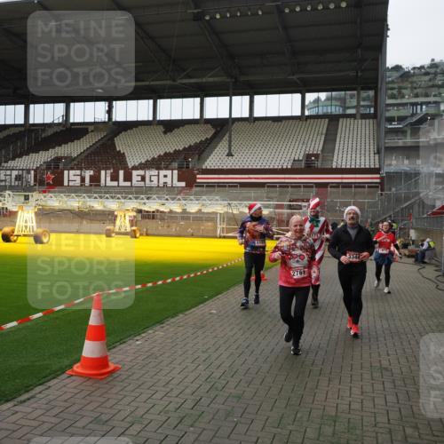 07.12.2025 - St. Pauli X-Mass-Run No. 15 Fabian Wolf http://msf.ph/oto/9397807 07.12.2025 10:47:14 Ziel 231, 1171, 1750, 1819, 2115, 2200, 2683, 2684, 2957, 3029, 3123, 3344 meine-sportfotos.de