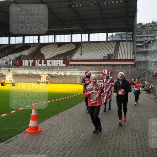07.12.2025 - St. Pauli X-Mass-Run No. 15 Fabian Wolf http://msf.ph/oto/9397809 07.12.2025 10:47:14 Ziel 231, 1171, 1750, 1819, 2115, 2200, 2683, 2684, 2957, 3029, 3123, 3344 meine-sportfotos.de