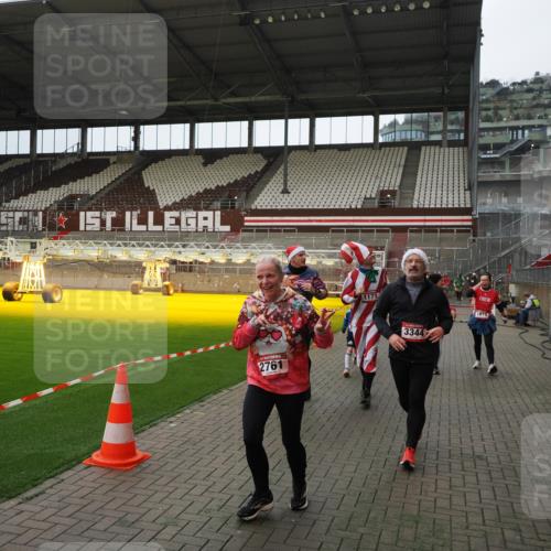 07.12.2025 - St. Pauli X-Mass-Run No. 15 Fabian Wolf http://msf.ph/oto/9397811 07.12.2025 10:47:14 Ziel 231, 1171, 1750, 1819, 2115, 2200, 2683, 2684, 2957, 3029, 3123, 3344 meine-sportfotos.de