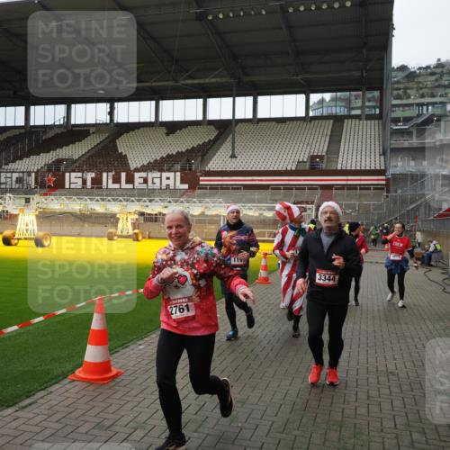 07.12.2025 - St. Pauli X-Mass-Run No. 15 Fabian Wolf http://msf.ph/oto/9397812 07.12.2025 10:47:15 Ziel 231, 1171, 1819, 2115, 2200, 2683, 2684, 2957, 3029, 3123, 3344 meine-sportfotos.de