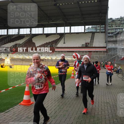 07.12.2025 - St. Pauli X-Mass-Run No. 15 Fabian Wolf http://msf.ph/oto/9397813 07.12.2025 10:47:15 Ziel 231, 1171, 1819, 2115, 2200, 2683, 2684, 2957, 3029, 3123, 3344 meine-sportfotos.de
