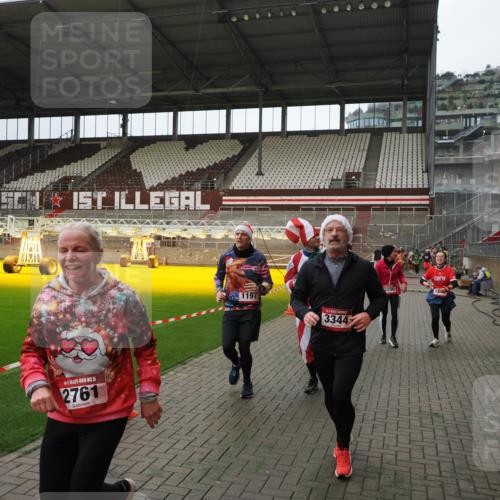 07.12.2025 - St. Pauli X-Mass-Run No. 15 Fabian Wolf http://msf.ph/oto/9397814 07.12.2025 10:47:15 Ziel 231, 1171, 1819, 2115, 2200, 2683, 2684, 2957, 3029, 3123, 3344 meine-sportfotos.de