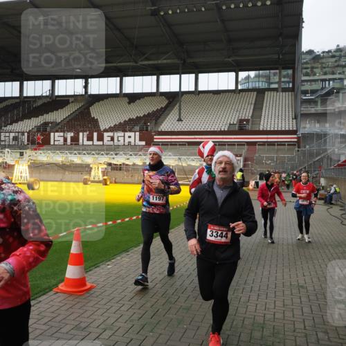 07.12.2025 - St. Pauli X-Mass-Run No. 15 Fabian Wolf http://msf.ph/oto/9397815 07.12.2025 10:47:15 Ziel 231, 1171, 1819, 2115, 2200, 2683, 2684, 2957, 3029, 3123, 3344 meine-sportfotos.de
