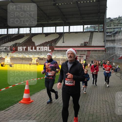 07.12.2025 - St. Pauli X-Mass-Run No. 15 Fabian Wolf http://msf.ph/oto/9397816 07.12.2025 10:47:15 Ziel 231, 1171, 1819, 2115, 2200, 2683, 2684, 2957, 3029, 3123, 3344 meine-sportfotos.de