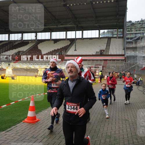 07.12.2025 - St. Pauli X-Mass-Run No. 15 Fabian Wolf http://msf.ph/oto/9397817 07.12.2025 10:47:16 Ziel 231, 1171, 1819, 2115, 2200, 2683, 2684, 2957, 3029, 3344 meine-sportfotos.de