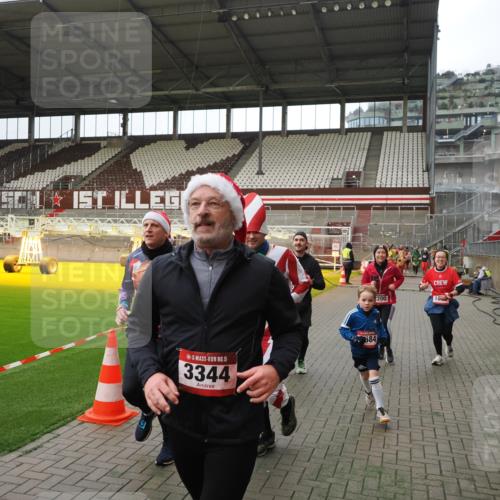 07.12.2025 - St. Pauli X-Mass-Run No. 15 Fabian Wolf http://msf.ph/oto/9397818 07.12.2025 10:47:16 Ziel 231, 1171, 1819, 2115, 2200, 2683, 2684, 2957, 3029, 3344 meine-sportfotos.de