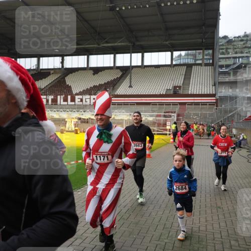 07.12.2025 - St. Pauli X-Mass-Run No. 15 Fabian Wolf http://msf.ph/oto/9397820 07.12.2025 10:47:16 Ziel 231, 1171, 1819, 2115, 2200, 2683, 2684, 2957, 3029, 3344 meine-sportfotos.de