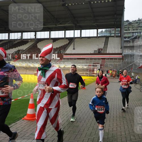 07.12.2025 - St. Pauli X-Mass-Run No. 15 Fabian Wolf http://msf.ph/oto/9397821 07.12.2025 10:47:16 Ziel 231, 1171, 1819, 2115, 2200, 2683, 2684, 2957, 3029, 3344 meine-sportfotos.de