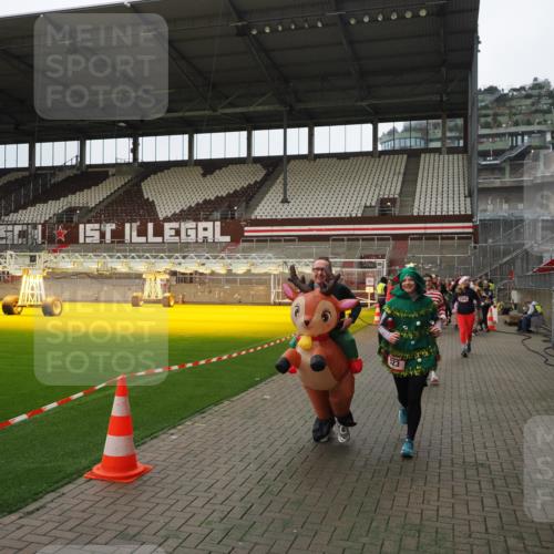 07.12.2025 - St. Pauli X-Mass-Run No. 15 Fabian Wolf http://msf.ph/oto/9397829 07.12.2025 10:47:25 Ziel 60, 309, 522, 523, 1171, 1182, 1819, 1847, 1848, 1863, 2200, 2683, 2684, 3101, 3102, 3104, 3105, 3344, 3360, 4853, 4868, 4869 meine-sportfotos.de